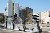 四日市市民公園の噴水と博物館